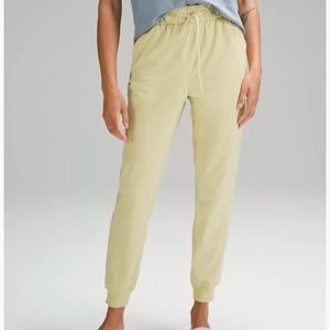 Lulu stretch High-Rise Jogger tan